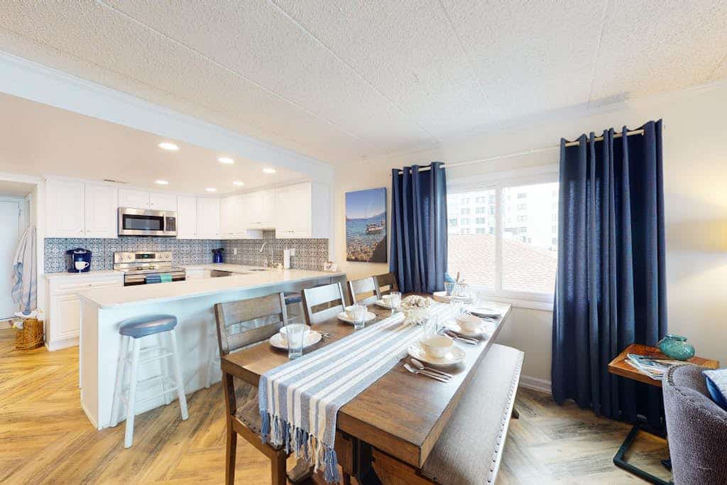Large & Attractive Condo in Oceanfront Location w/Balcony Beach Views, AC, WiFi