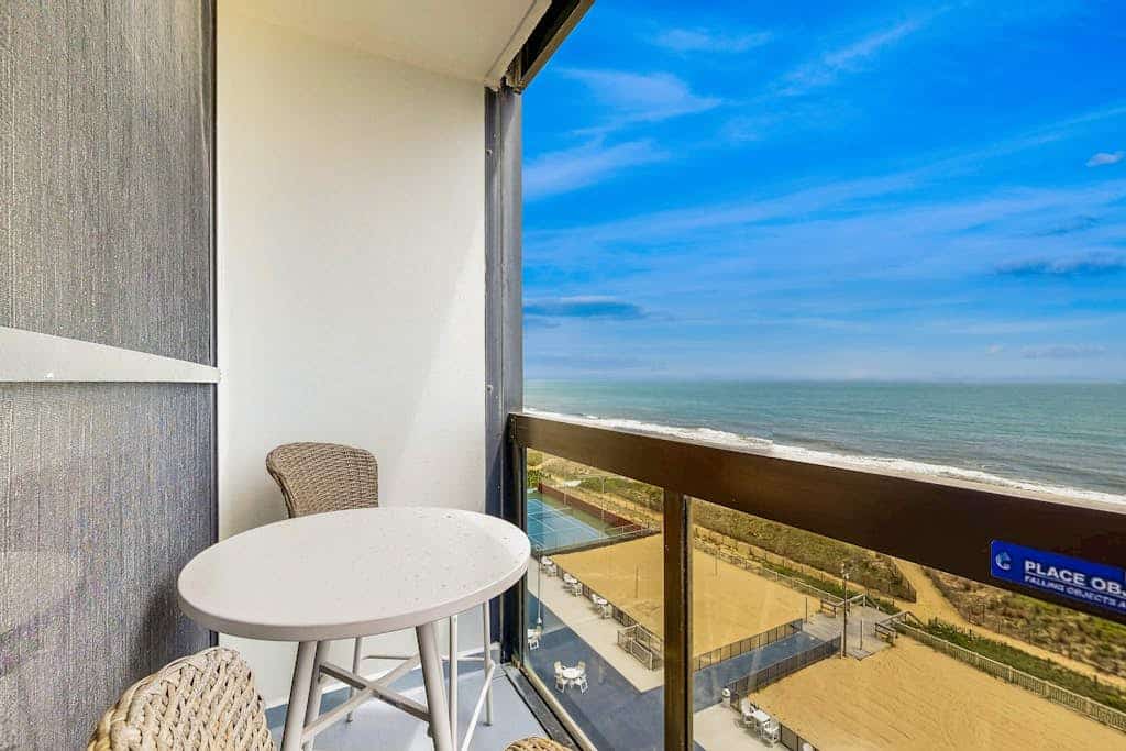 Fascinating beachfront studio with great balcony views, pools, gym & AC