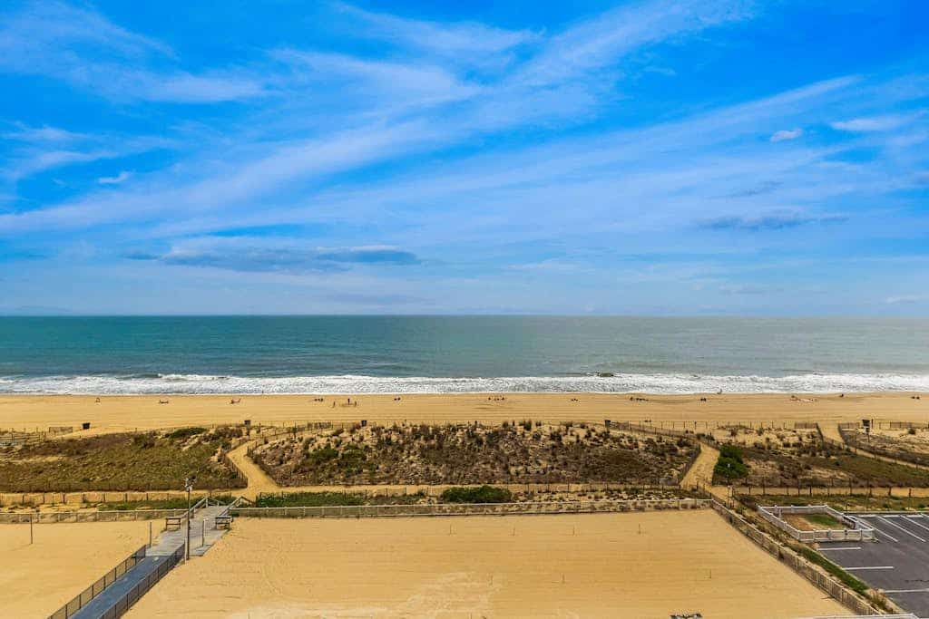 Fascinating beachfront studio with great balcony views, pools, gym & AC