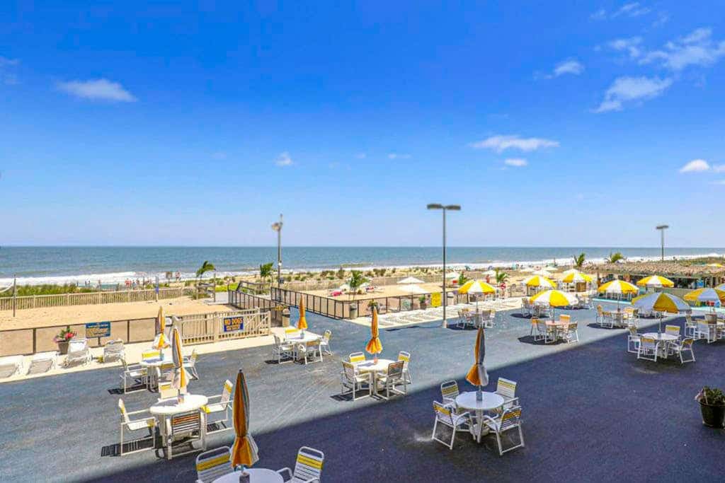 Classy beachfront studio with balcony, full kitchen, AC, W/D, pools & gym