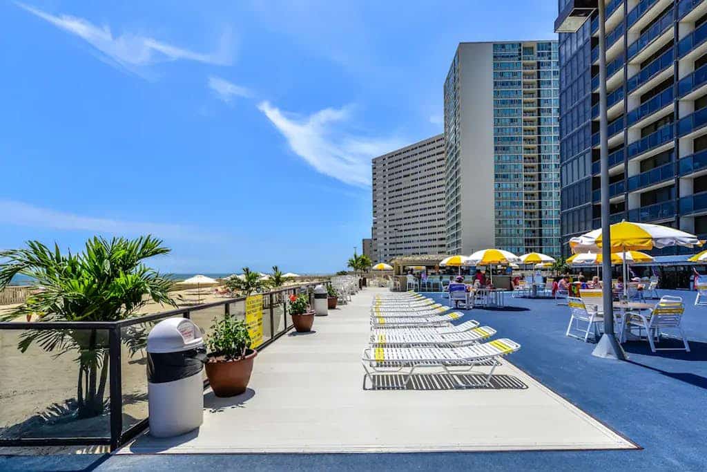 Classy beachfront studio with balcony, full kitchen, AC, W/D, pools & gym