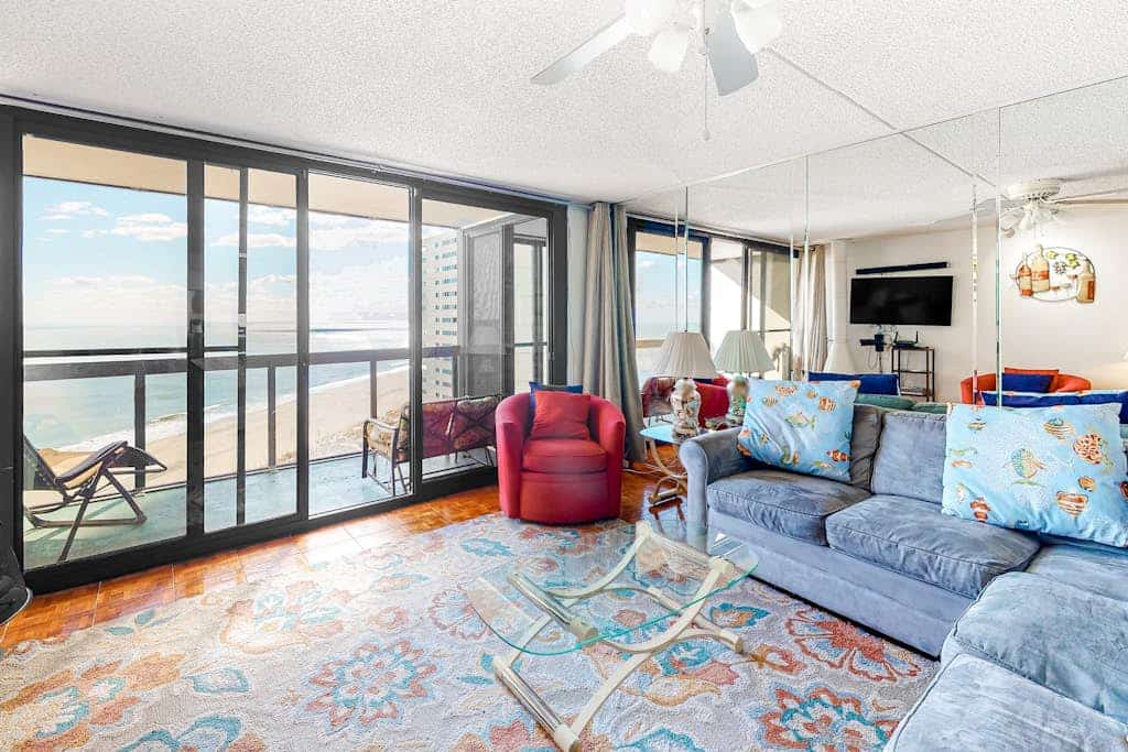 Bright & convenient condo with pool, balcony & angled ocean views