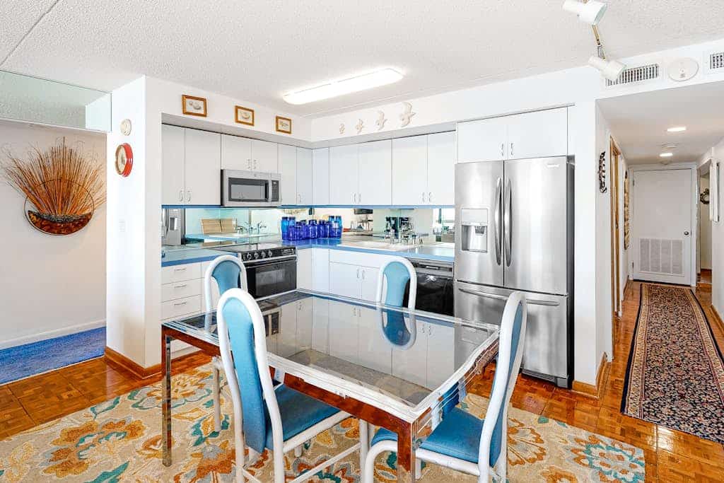 Bright & convenient condo with pool, balcony & angled ocean views