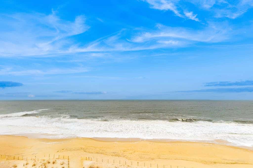Breezy Beachfront Condo w/Balcony, A/C and Fast WiFi
