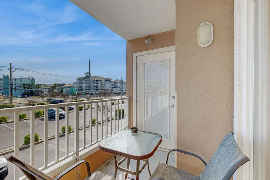 Comfy and Convenient Vacation Home in Bayfront Building w/Shared Pool, Free WiFi