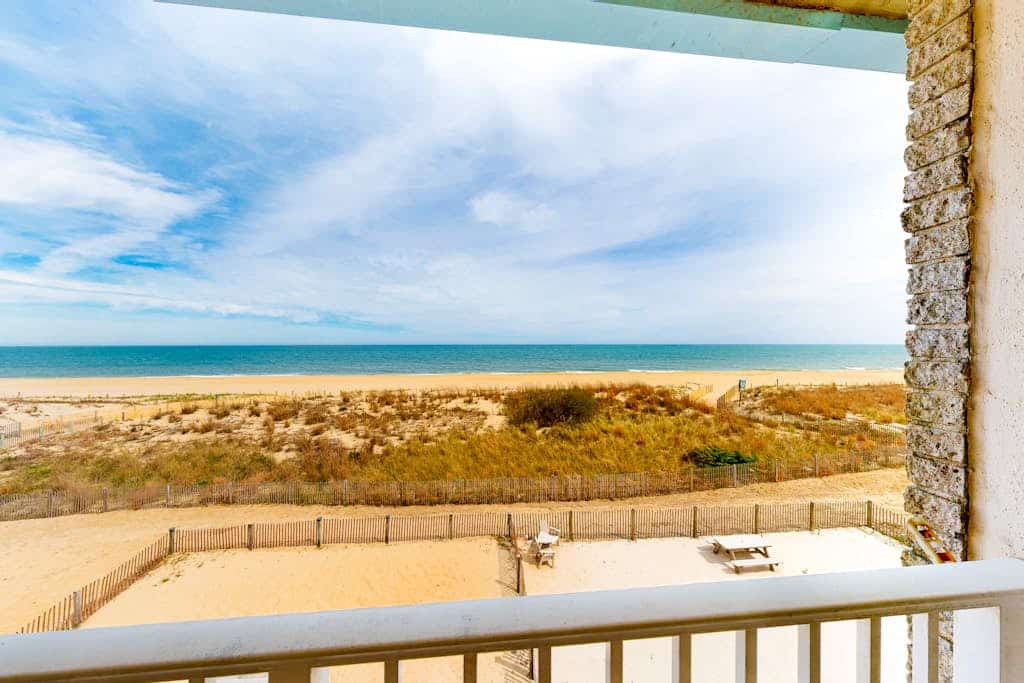 Top-floor, oceanfront condo w/ gorgeous view, balcony, beach access, & WiFi