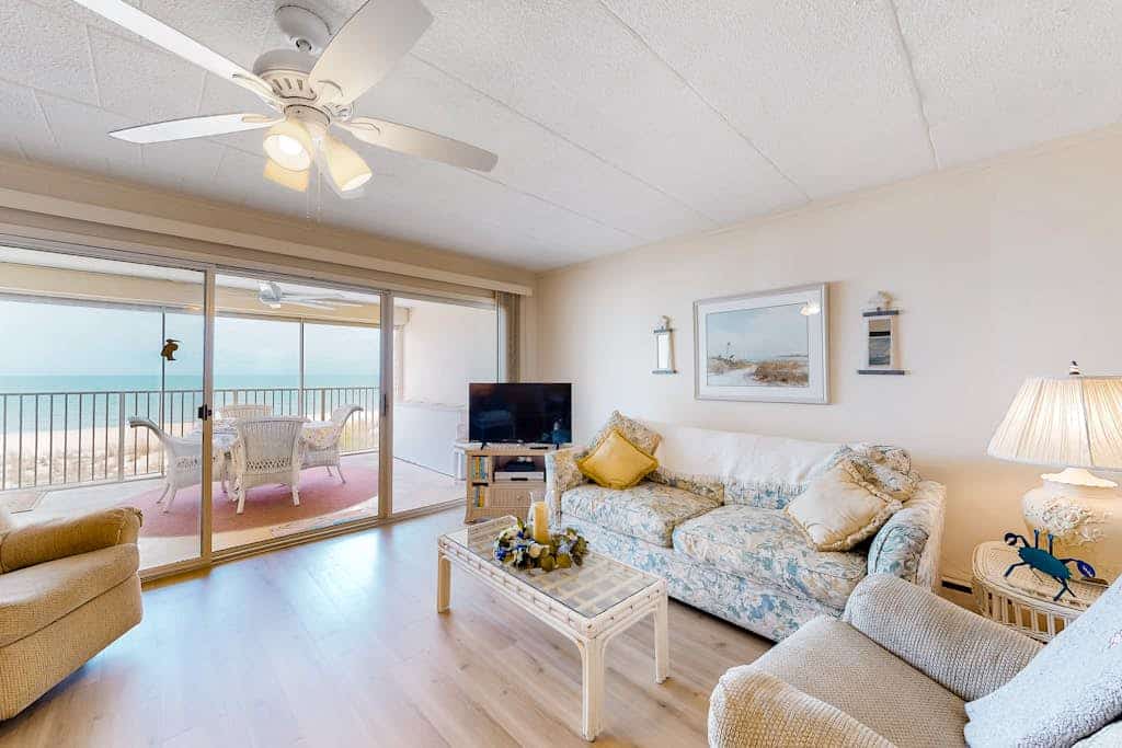 Top-floor, oceanfront condo w/ gorgeous view, balcony, beach access, & WiFi
