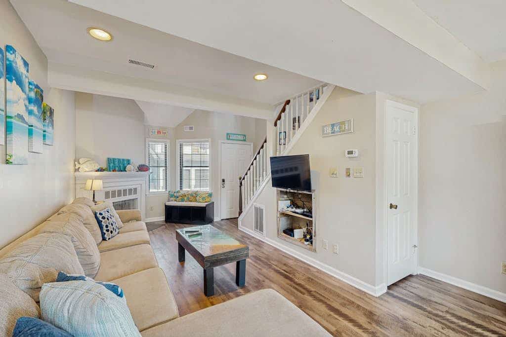 Newly Updated Bayside Townhome w/ Deck, AC, Shared Pools - Walk Everywhere