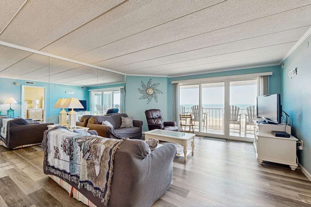 Airy Beachfront Condo w/Great Views, Private Balcony, W/D, Shared Outdoor Pool