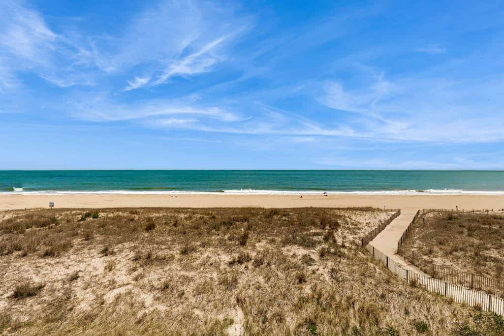 Airy Beachfront Condo w/Great Views, Private Balcony, W/D, Shared Outdoor Pool