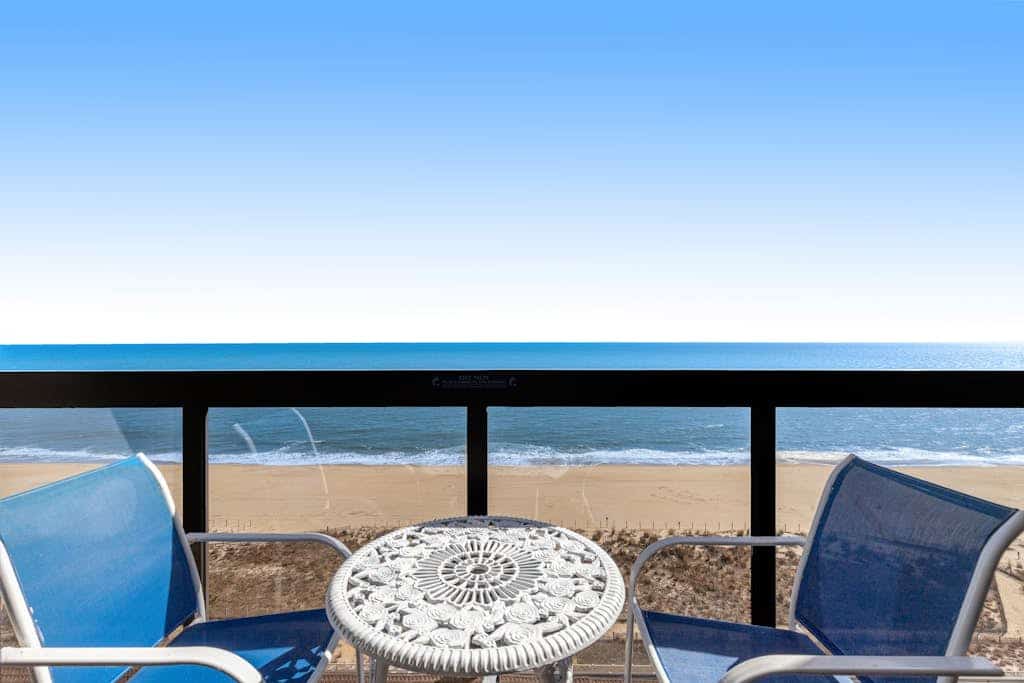 Affordable studio with great beach views, pools & grills