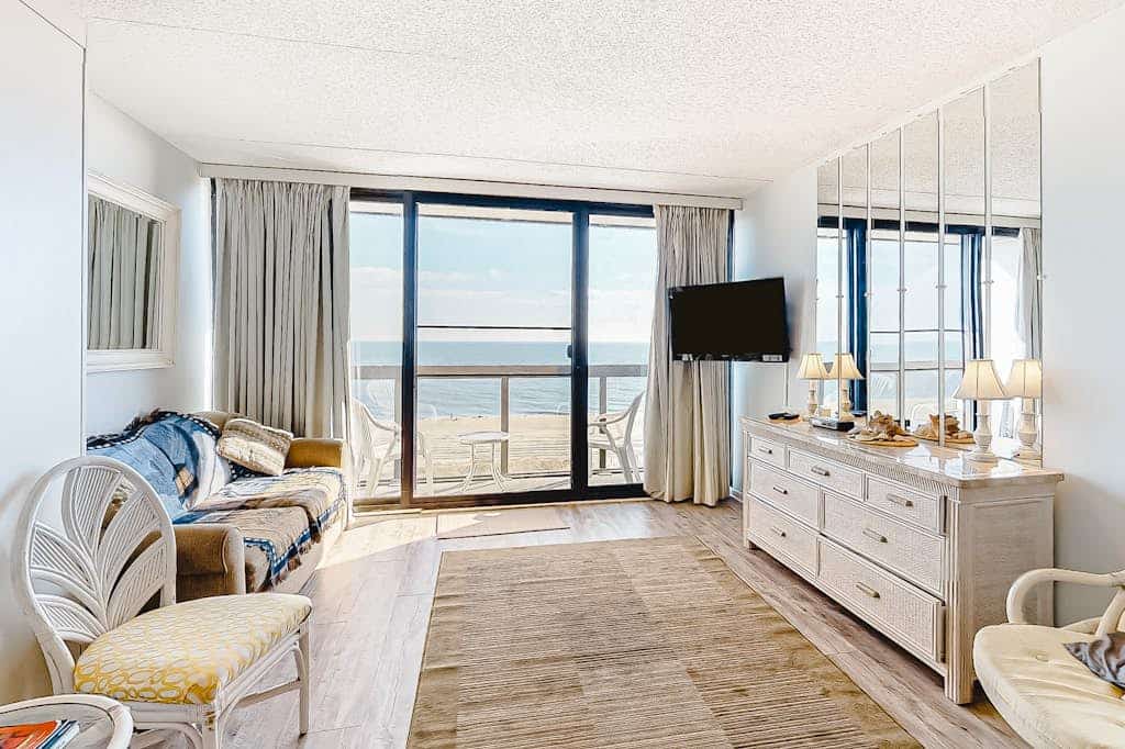 Fabulous beachfront studio with incredible views, balcony, pools, gym & AC