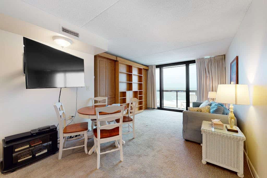 Sunny, beachfront studio with balcony, full kitchen, AC, pools, tennis & gym