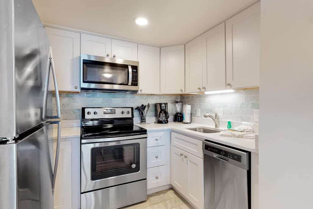 Sunny, beachfront studio with balcony, full kitchen, AC, pools, tennis & gym