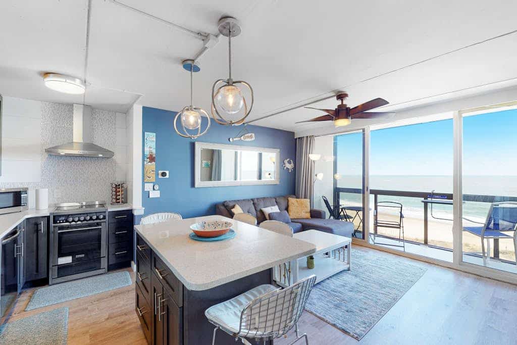 Inviting & modern beachfront condo with balcony, AC, pools, gym & tennis