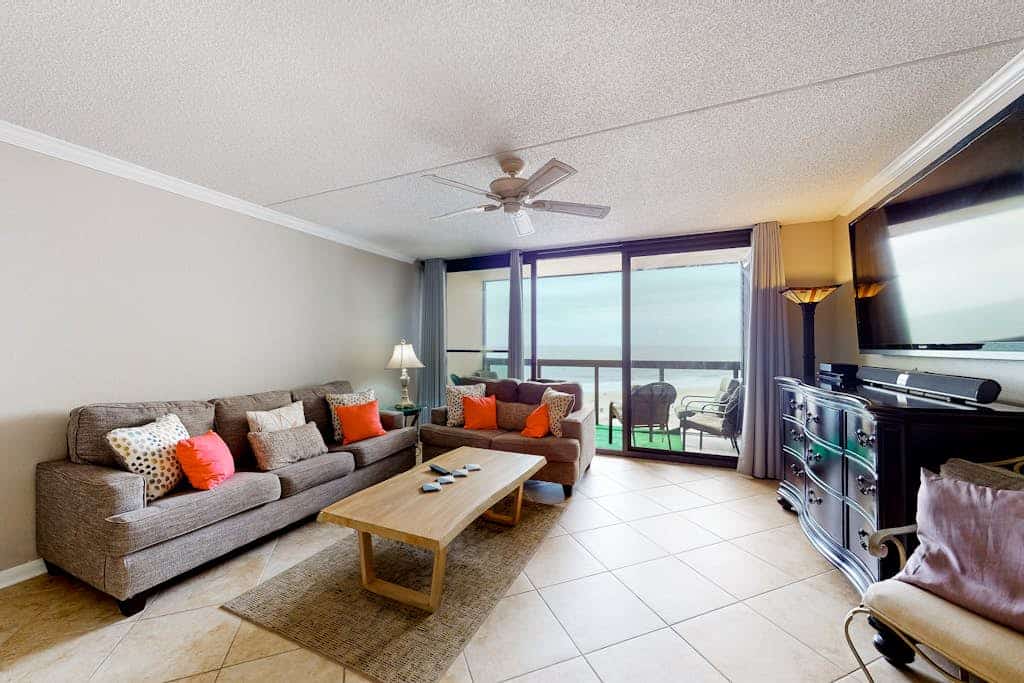 Well-equipped condo with pools, gym, tennis court & AC