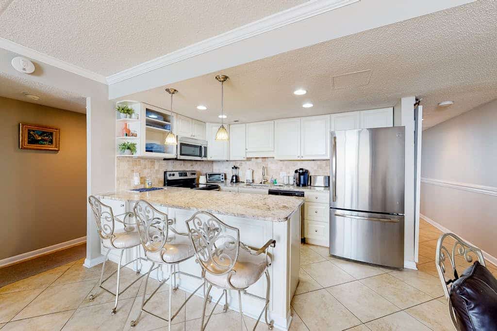 Well-equipped condo with pools, gym, tennis court & AC
