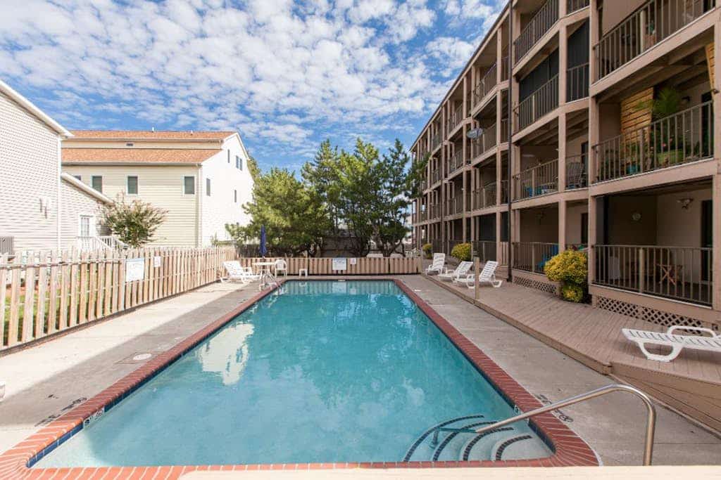 Lovely bayside condo with wading pool, balcony, beach access, W/D, & central AC