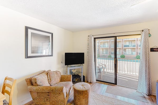 Lovely bayside condo with wading pool, balcony, beach access, W/D, & central AC