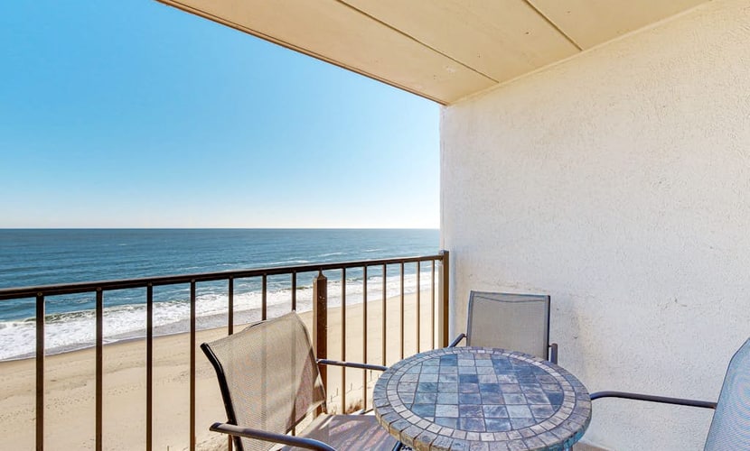 Sun-filled beach front condo w/ocean views balcony, W/D, hot tub, & full kitchen