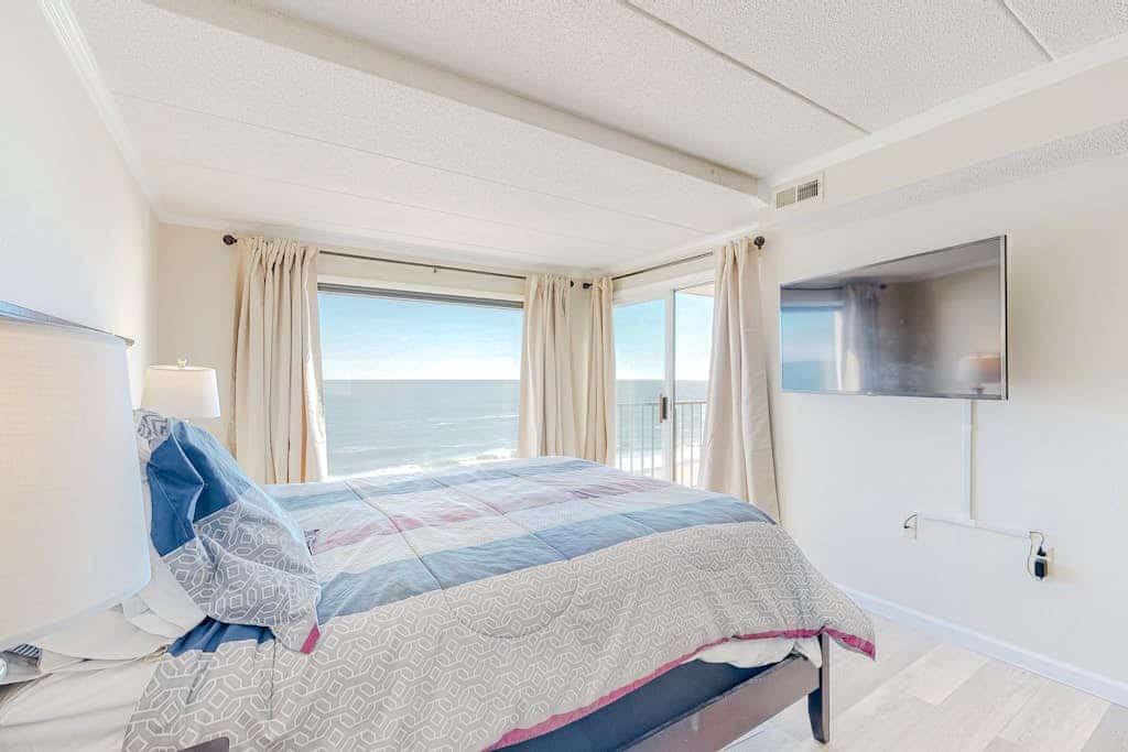 Sun-filled beach front condo w/ocean views balcony, W/D, hot tub, & full kitchen