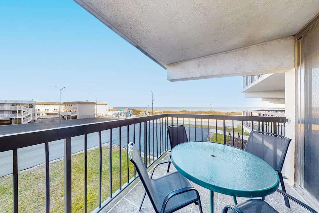 Convenient Beach Condo w/Private Balcony, Shared In/Outdoor Pools, Gym, Sauna