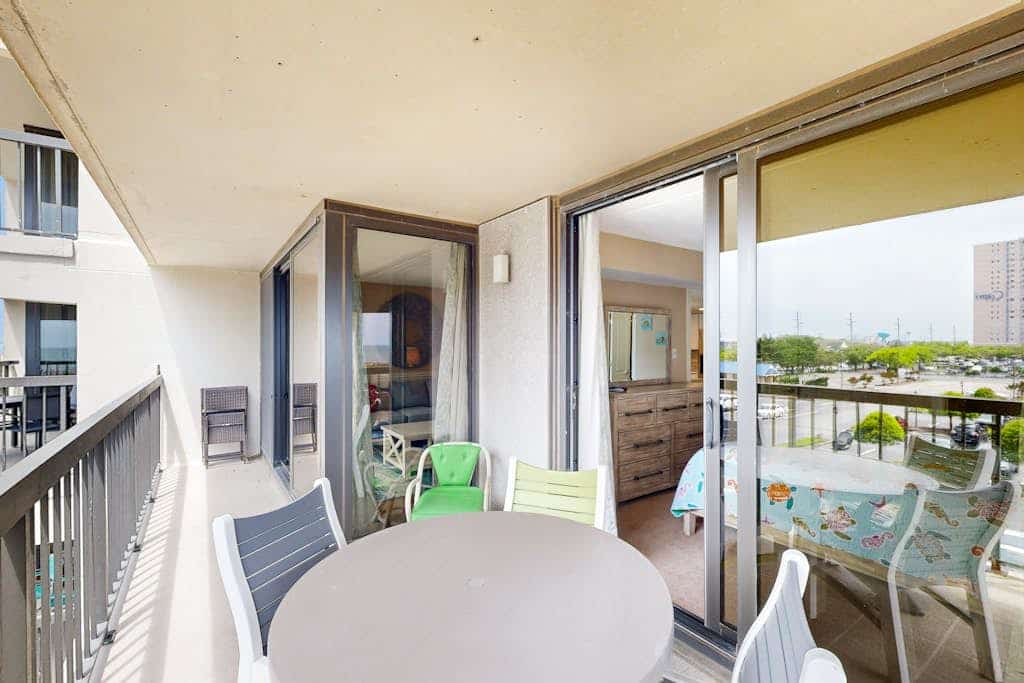 Stylish inviting beach condo with balcony, pools, gym & sauna