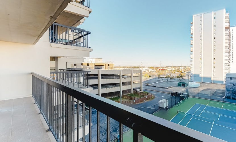 Sunny & modern condo near the beach with balcony, pools & gym