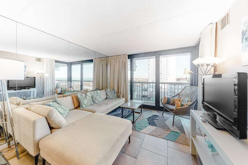 Sunny & modern condo near the beach with balcony, pools & gym