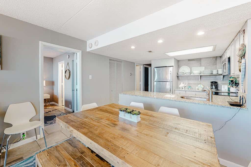 Sunny & modern condo near the beach with balcony, pools & gym