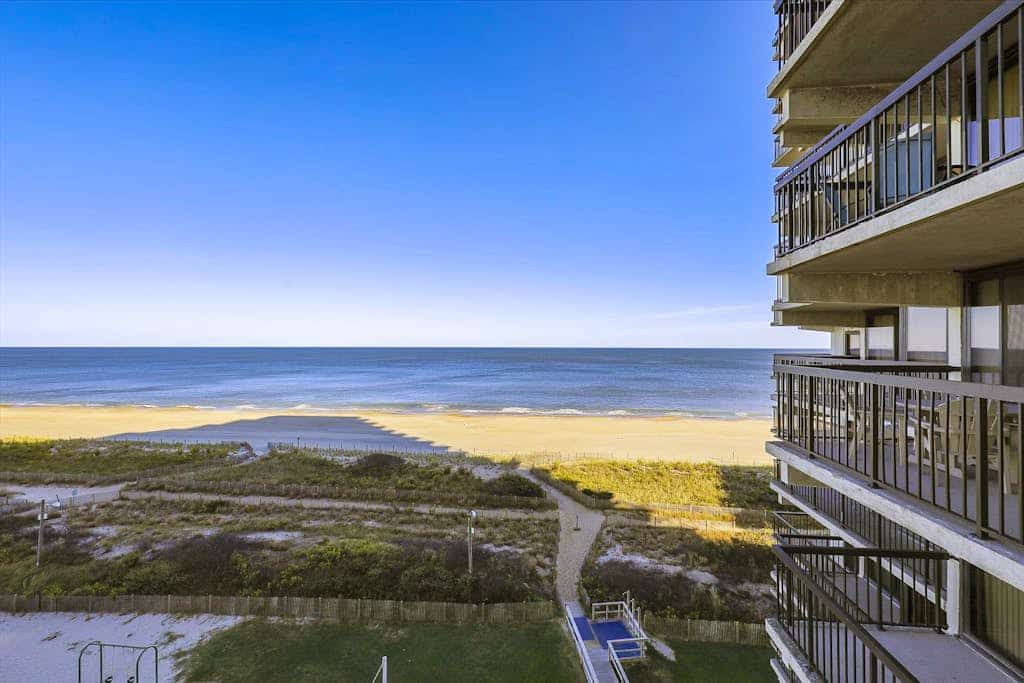 Ocean-view condo with balcony, washer/dryer, pools, saunas, gym & tennis