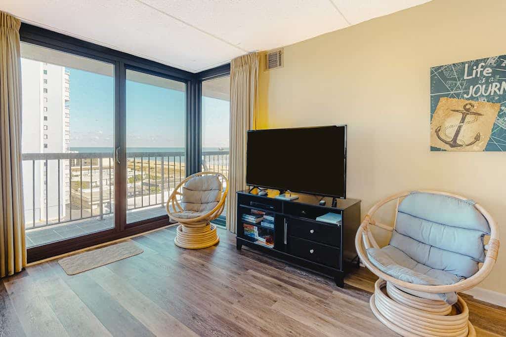 Remodeled, ocean-view condo with pools, saunas & gym