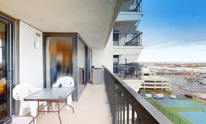 Ocean-view condo with balcony, W/D, pools, saunas, tennis & gym