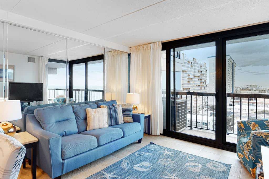 Ocean-view condo with balcony, W/D, pools, saunas, tennis & gym