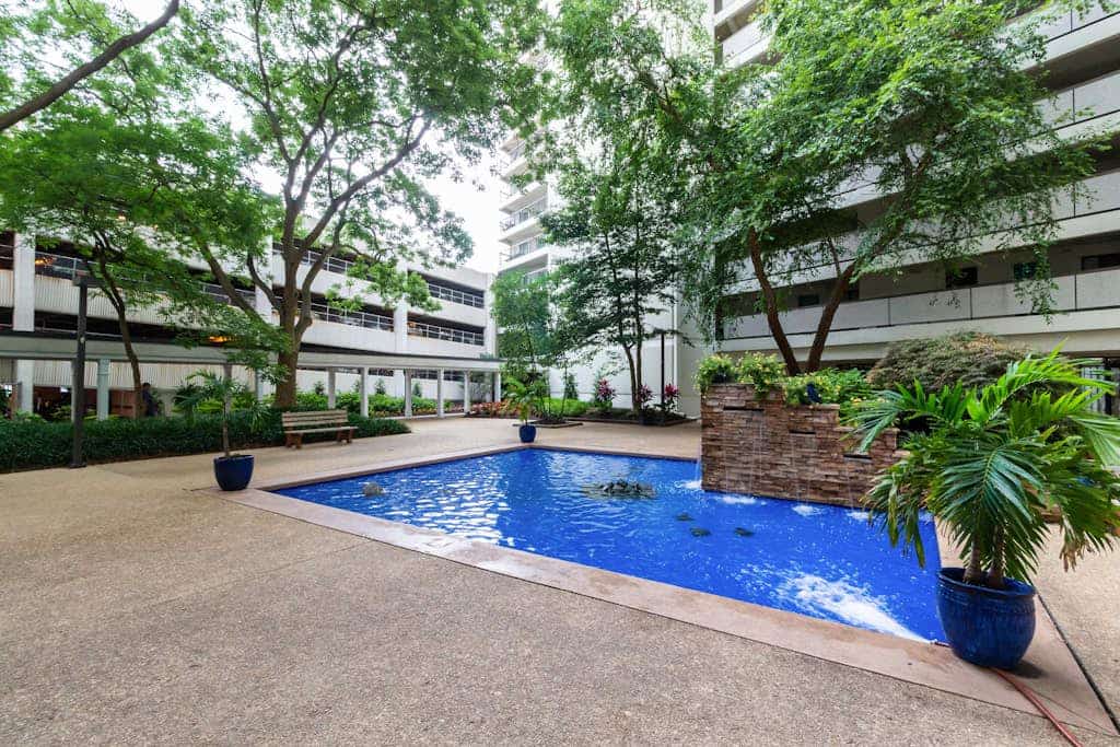 Updated, ocean-view condo with balcony, pools, saunas & gym