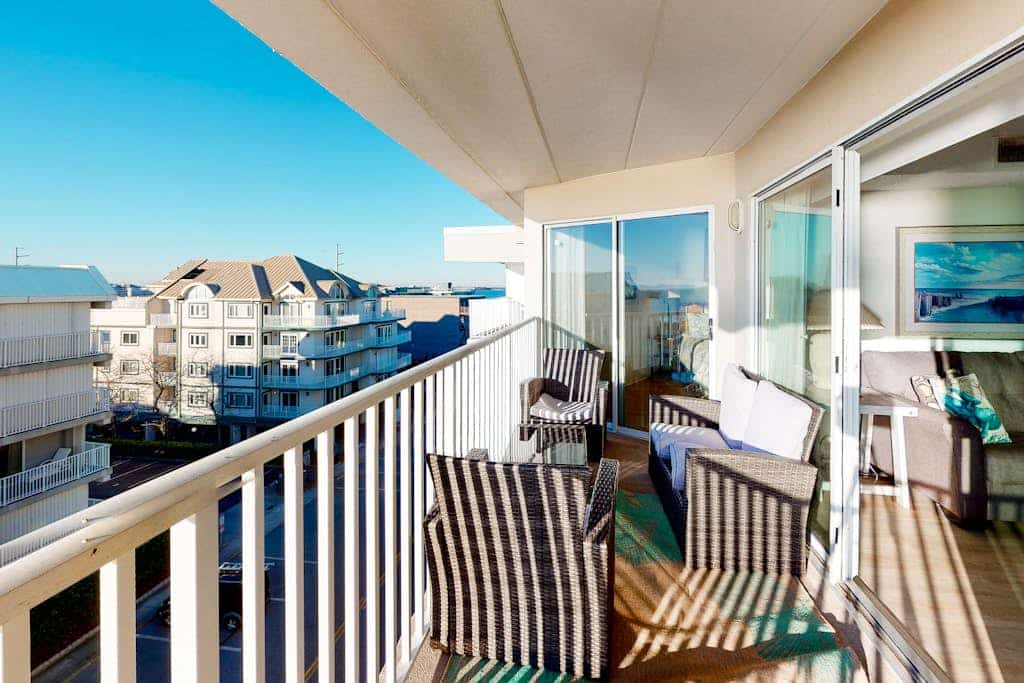 Beachfront Condo w/Incredible Beach Views, A/C, Washer/Dryer, Free WiFi