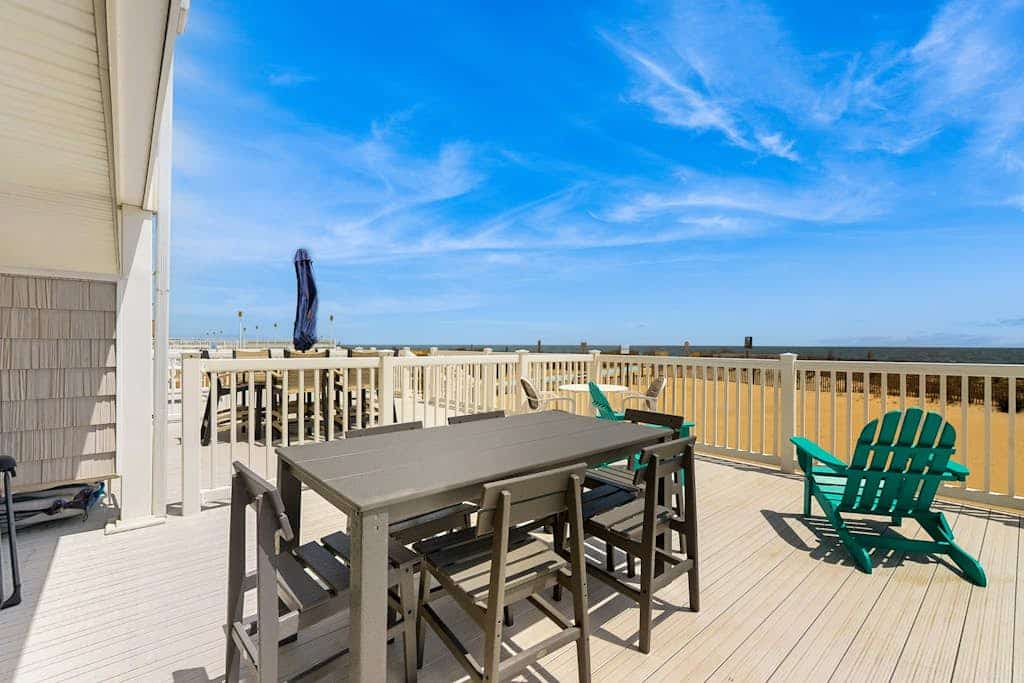 Family-Friendly Beachfront Townhouse w/Great Views, Deck, Shared Outdoor Pool
