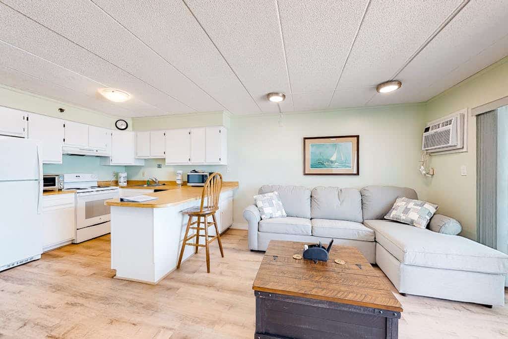 Oceanfront gem with views, pool & tennis on-site, private balcony & washer/dryer
