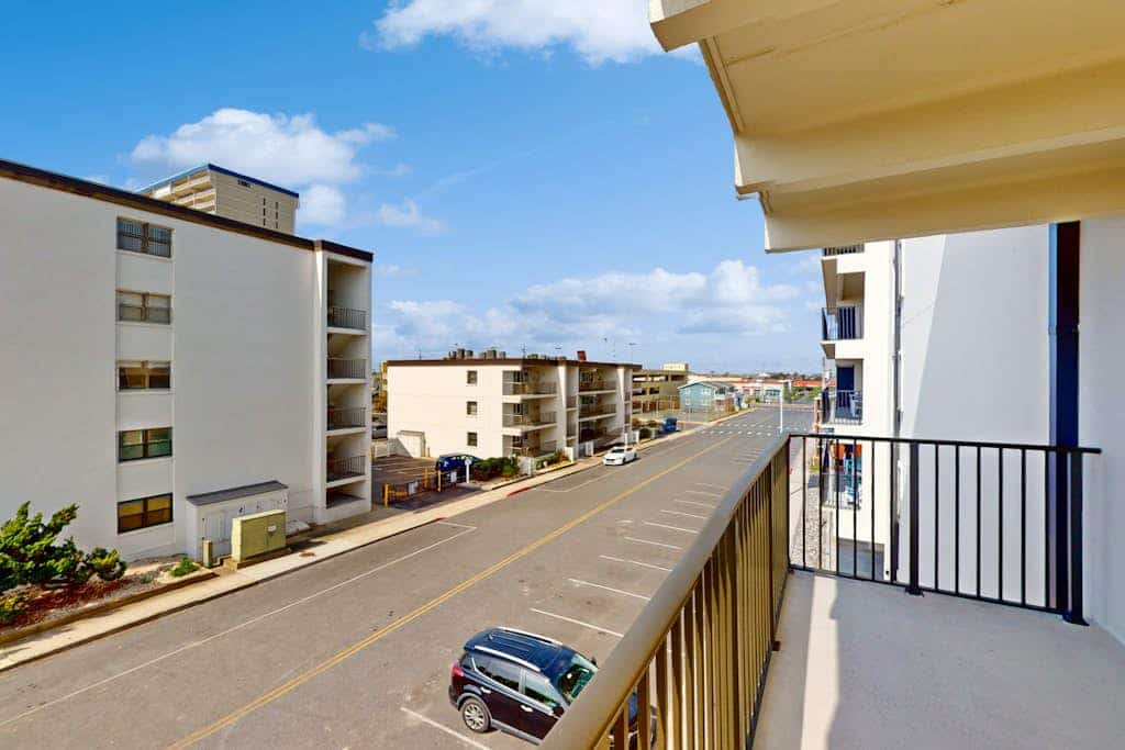 Oceanfront Condo w/ Balcony, Ocean View, Central AC, W/D & Beach Access