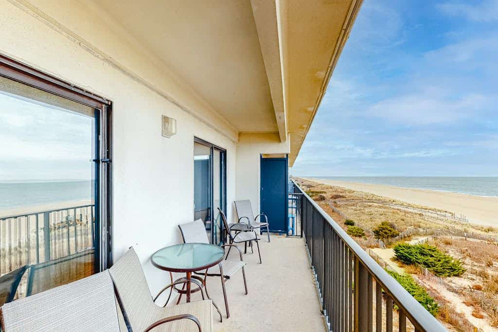 Oceanfront Condo w/ Amazing Beach View, Balcony, Central AC & Laundry