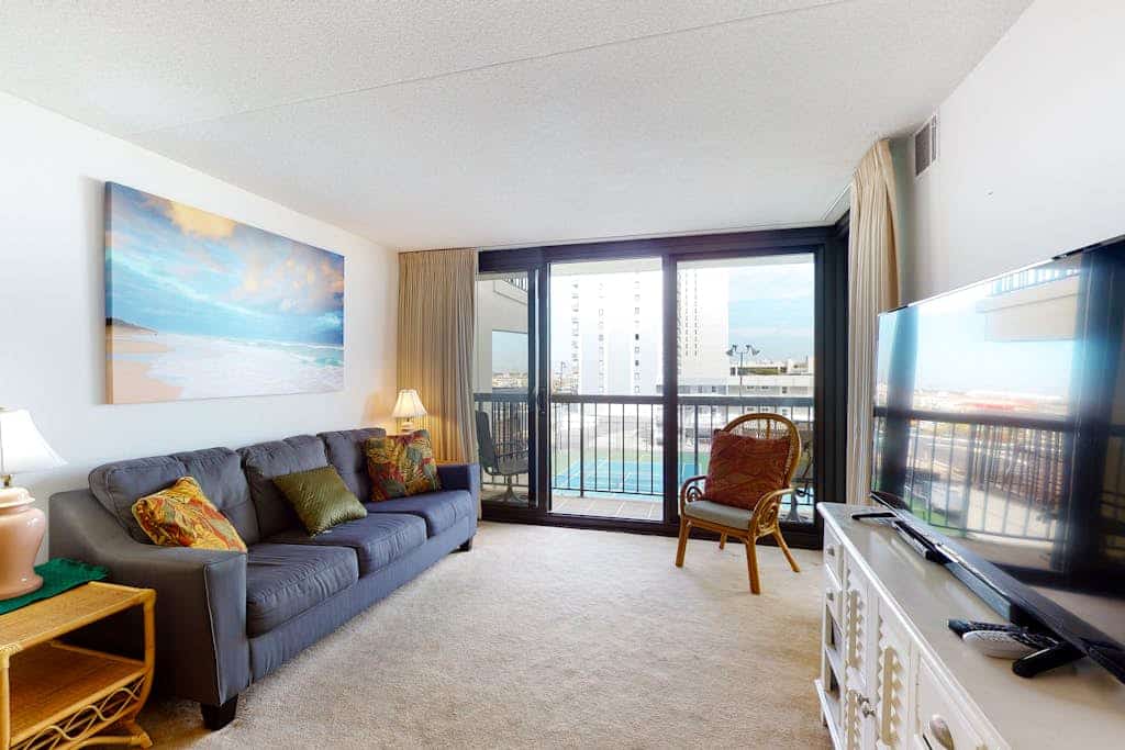Convenient & breezy condo with balcony, pools, tennis, sauna & gym