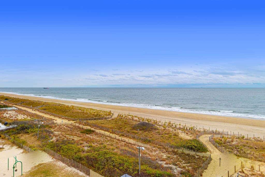 Convenient & breezy condo with balcony, pools, tennis, sauna & gym