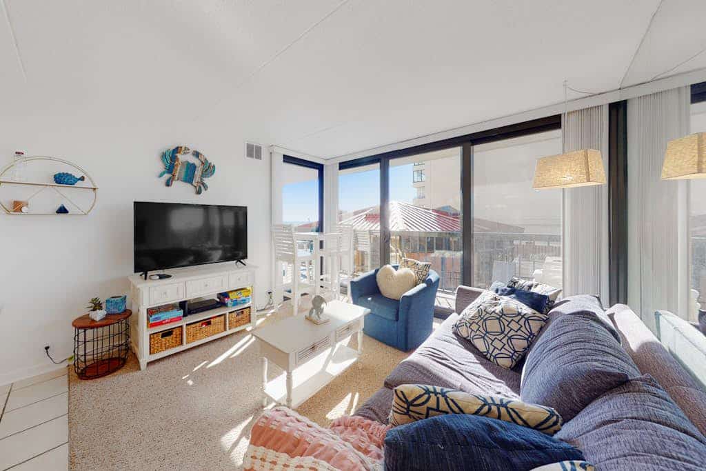 Fabulous beach condo with AC, pools, sauna, gym, game room & tennis