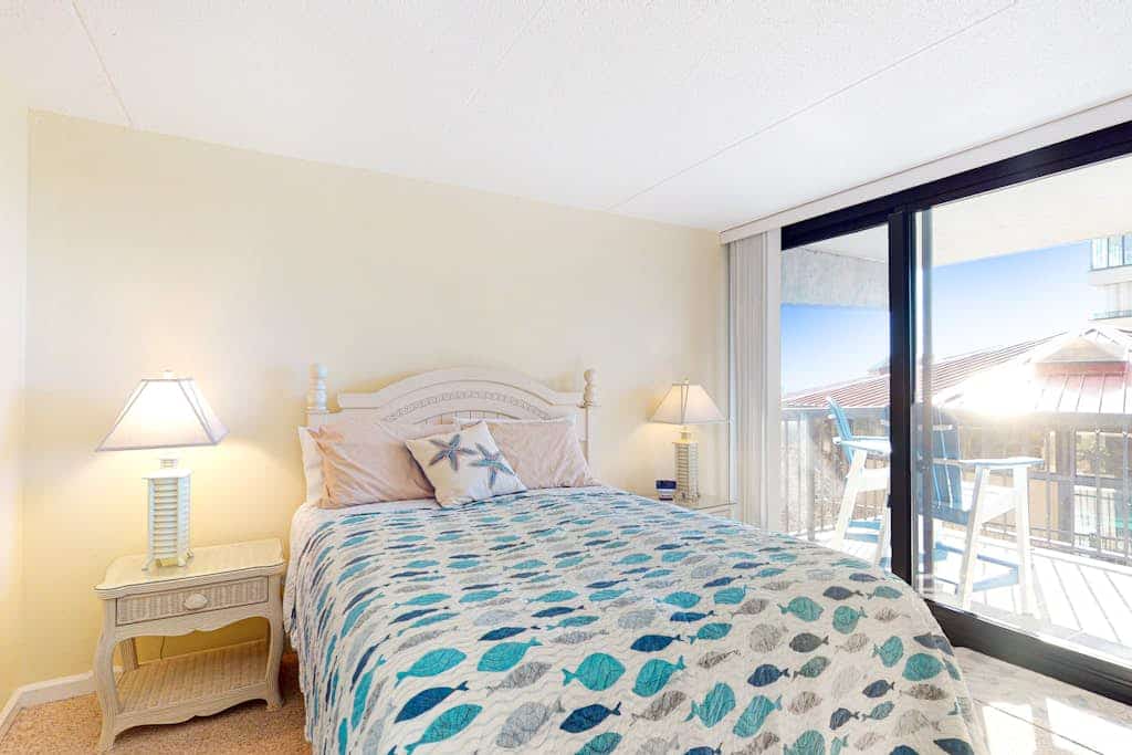 Fabulous beach condo with AC, pools, sauna, gym, game room & tennis