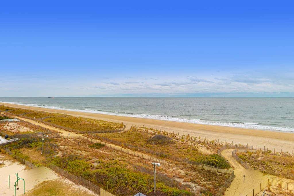 Ocean-view getaway with balcony, AC, pools, saunas, tennis & gym