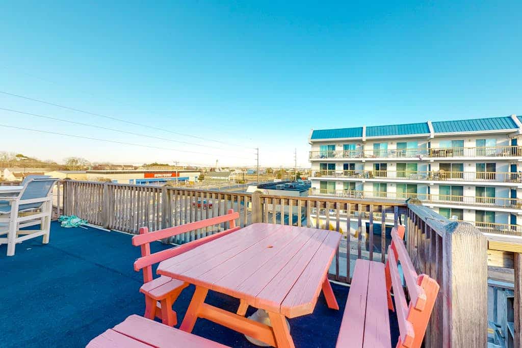 Top-Floor Condo w/ Shared Deck, Central AC, Washer/Dryer - 1 Block to Beach