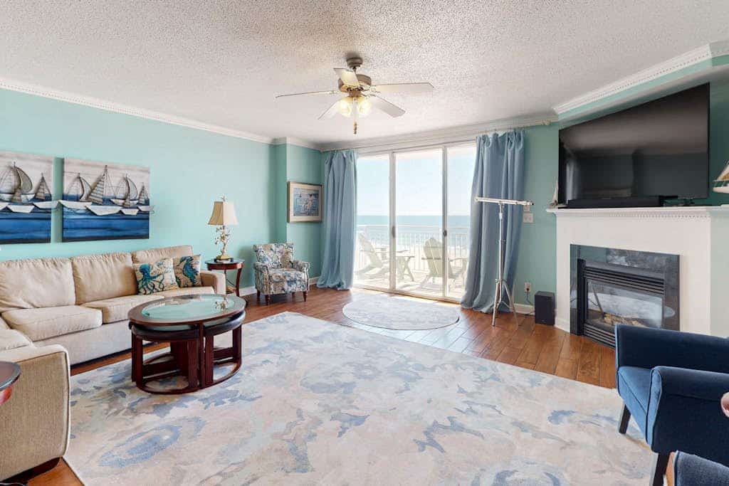 Beachfront Gem- Ocean-Facing Balcony, Rooftop Pool and free WIFI