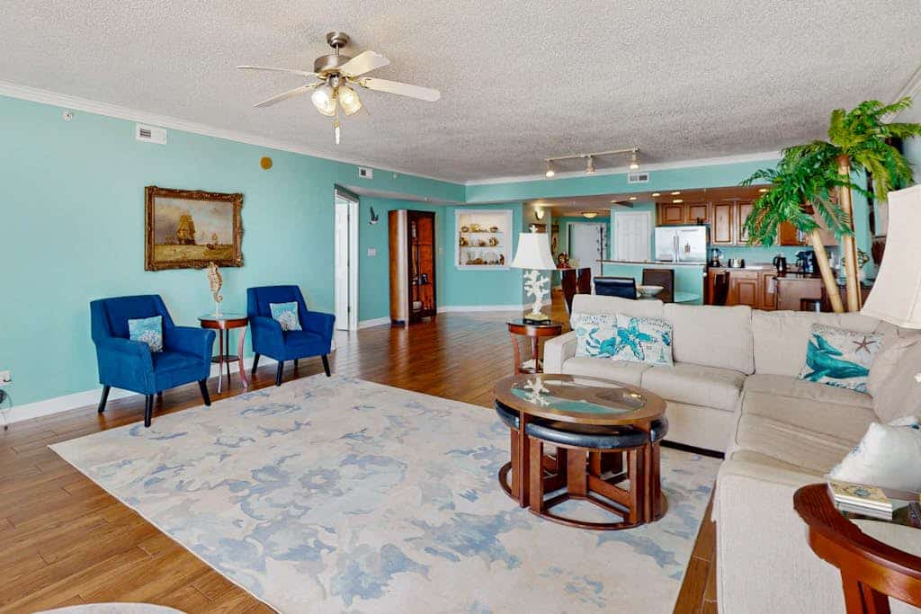 Beachfront Gem- Ocean-Facing Balcony, Rooftop Pool and free WIFI