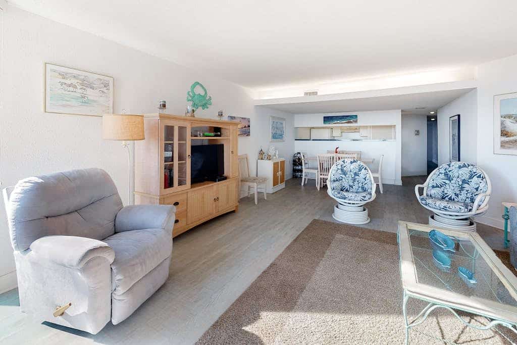 Oceanfront condo with shaded balcony, WiFi, AC, washer/dryer, & pool