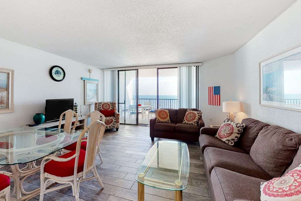 Oceanfront Condo with a Balcony, Great View, AC, WiFi & Shared Outdoor Pool